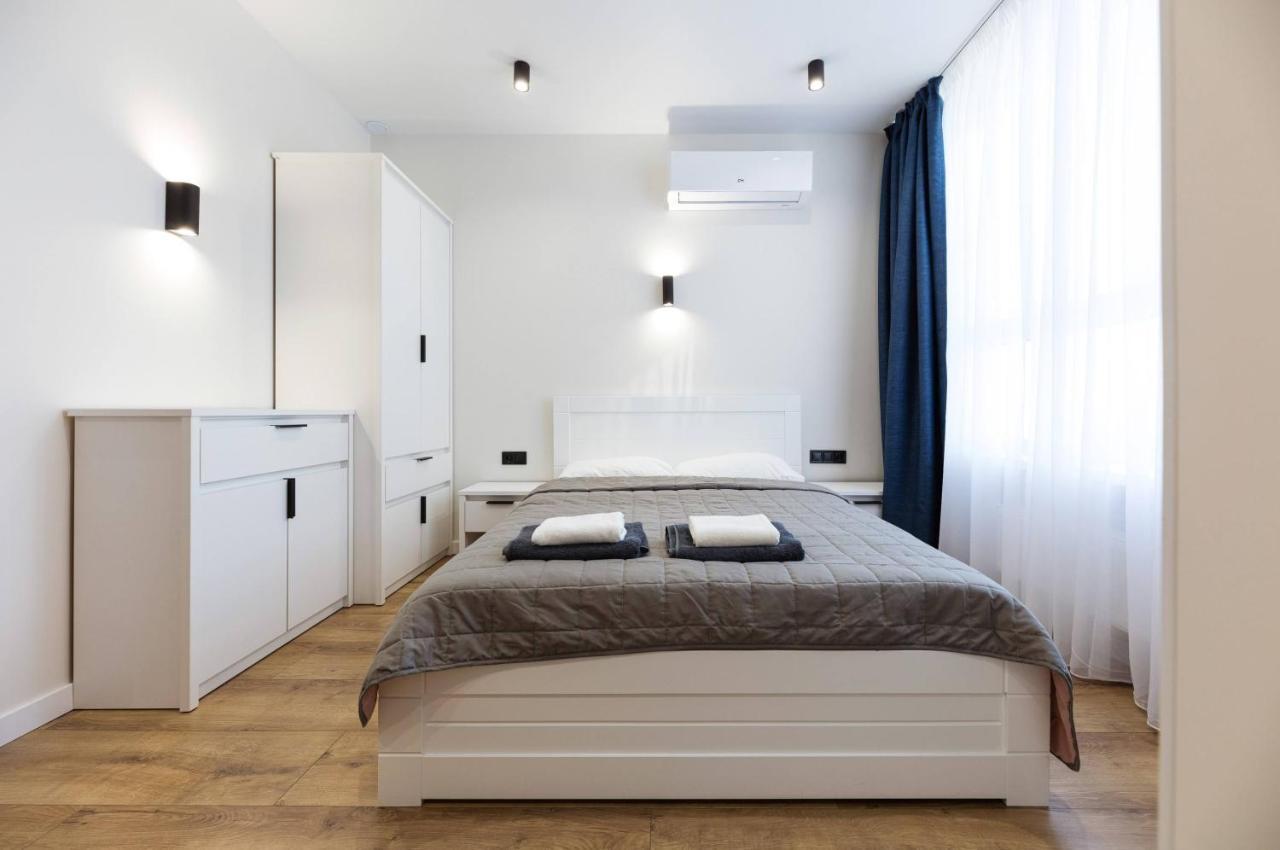 Квартири Люкс Метро Чернігівська Apartment Kyiv Exterior photo